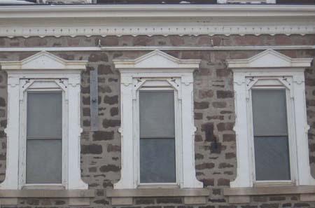 Second floor windows exhibiting side brackets and decorated surmounts, 2007.; Lindsay Benjamin, 2007.
