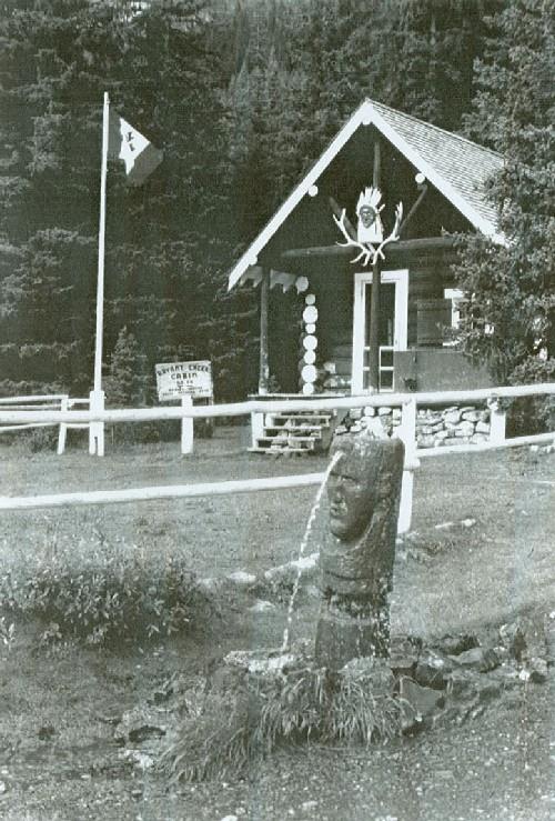 View of the main entrance to the Bryant Creek Warden Cabin, Banff National Park c. 1990.; Agence Parcs Canada / Parks Canada Agency, c. 1990.