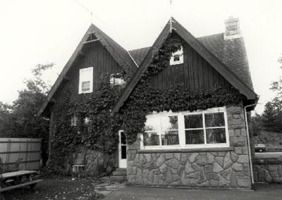 Rear view of the Superintendent's Residence, showing the randomly-laid stone facing on the exterior walls, c. 1990.; Parks Canada Agency / Agence Parcs Canada, c./v. 1990.