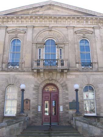 Featured is the projecting frontispiece topped by a triangular pediment.; Lindsay Benjamin, 2007.
