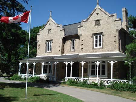 Of note is the symmetrical facade of Grosvenor Lodge.; Martina Braunstein, 2007
