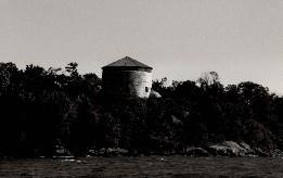 General view of the Cathcart Tower, showing the cylindrical tower with the shallow, conical snow roof that covers the parapet and gun platform, 1992.; Parks Canada Agency / Agence Parcs Canada, 1997.
