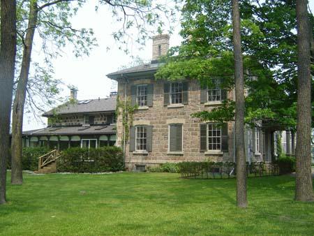 Featured is the country house (right) and rear addition (left).; Kayla Jonas, 2007.