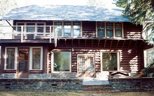 Façade of the Superintendent's Residence, showing its windows which have multi-paned top sash over single pane lower sash, 1992.; Parks Canada Agency / Agence Parcs Canada, 1992.