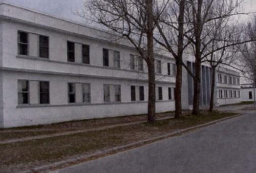 General view of the Junior Ranks Quarters, showing the general horizontal emphasis.; Department of National Defence / Ministère de la Défense nationale