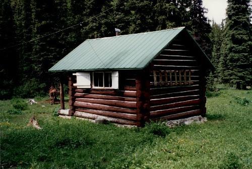 Corner view of Byng Warden Patrol Cabin, showing the rear and side façades, 1997.; Parks Canada Agency/ Agence Parks Canada, 1997.