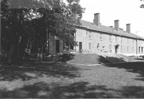 View of the Officer's Mess, showing the hipped roof with wooden eaves, 1982.; Ministère de la Défense nationale | Department of National Defence, 1982.