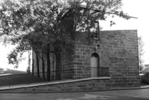 South-west elevation of Building No. 10, showing the main entrance and access ramp, 1991.; Department of Humanitarian Affairs / Département des affaires humanitaires, Rhona Godspeed, 1990.