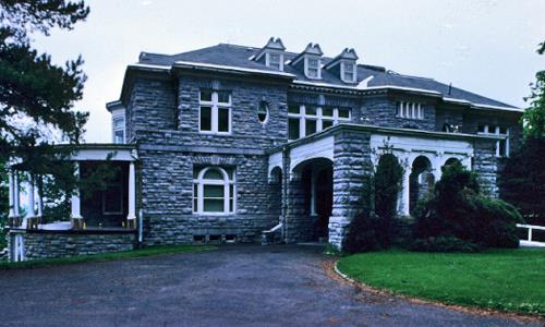General view of Fulford Place, showing its varied use of building and finishing materials, volume, verandahs and piazzas.; Parks Canada Agency / Agence Parcs Canada.