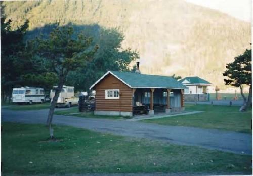 General view of Kitchen Shelter 14, showing the perimeter subwalls that rise above ground level, 1990.; Canada Parks Agency / Agence Parcs Canada, 1990.