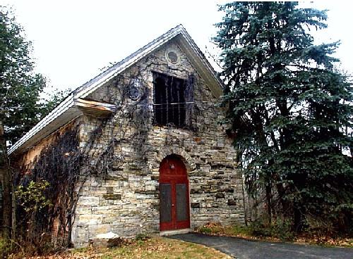 View of the Family Museum, showing the neo-Classical spirit of the building, as evidenced in its proportions, its solemn  massing, and its gable roof forming a pediment on each gable wall, 2000.; Agence Parcs Canada / Parks Canada Agency, 2000.
