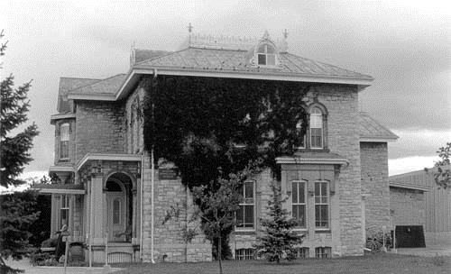 View of the Former Warden's Residence, showing its squared, uncoursed limestone rubble walling and detailing, inclusive of squared rubble quoins and external dressings of cut Ohio sandstone, 1989.; Agence Parcs Canada / Parks Canada Agency, 1989.
