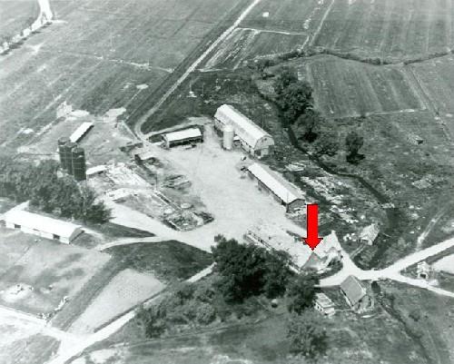 A general view of La Petite Ferme, with a red arrow pointing at the house, 1969.; Service canadien de la faune / Canadian Wildlife Service, 1969.