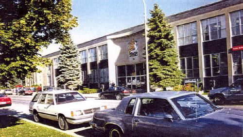 Façade of the Government of Canada Building, showing the placement of windows in vertical bands with large rectangular openings separated by a porcelain enamel spandrel panel, 1997.; Public Works and Government Services Canada / Travaux publics et Services gouvernementaux Canada, 1997.