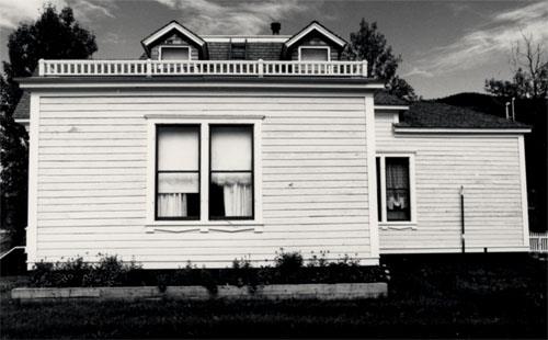 Side view of St. Andrew's Manse, showing the smooth planes of the clapboard walls, 1987.; Parks Canada Agency / Agence Parcs Canada, 1987.