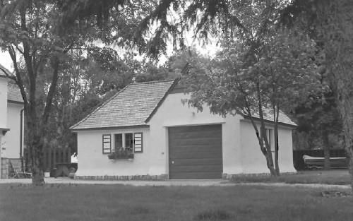 General view of the Superintendent's Garage, showing the fieldstone set at the base of the exterior walls, 1988.; Parks Canada Agency / Agence Parcs Canada, Zd Gregr, 1988.