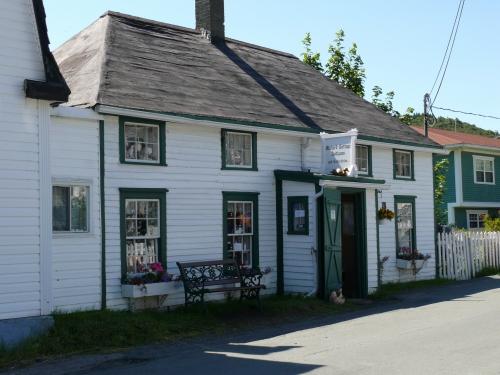 View of front facade, Mallard Cottage, looking southwest.  Photo taken August 7, 2007.; Deborah O'Rielly/ HFNL 2007