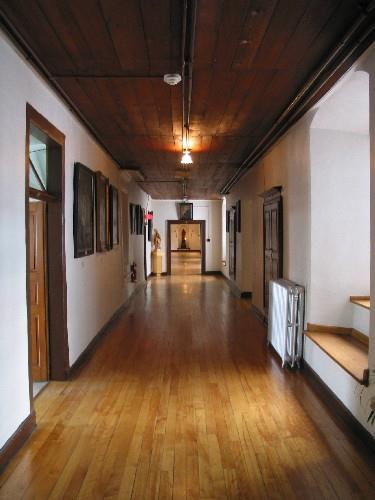 Interior view of Hôtel-Dieu de Québec, showing an interior corridor with period detailing and decoration, 2004.; Parcs Canada | Parks Canada
