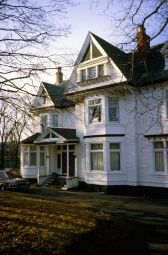 Angled view of main facade. Photo taken prior to restoration. Date unknown.; HFNL 2007