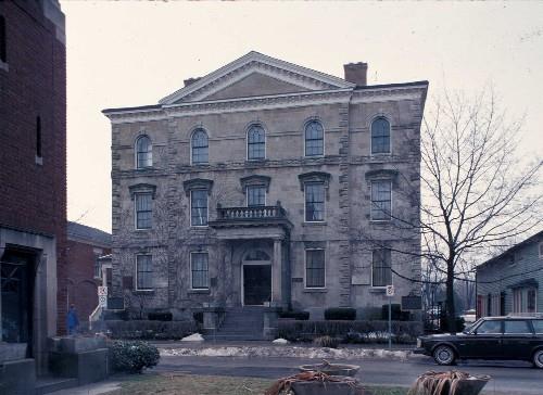 General view of Niagara District Court House, showing its Neoclassical design, as expressed by its mass, symmetry, and stone façade, 1990.; Parks Canada Agency/ Agence Parks Canada, 1990