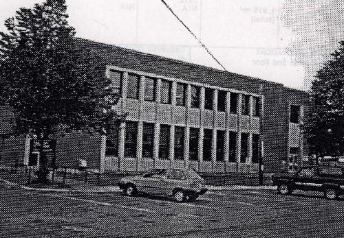 General view of the Post Office, showing the reinforced concrete foundation, the steel frame and exterior walls of masonry blocks covered with brick and stone veneer, 1989.; Department of Public Works / Ministère des Travaux publics, 1989.