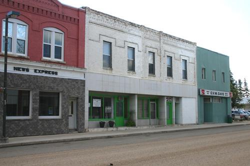 Contextual view, from the northwest, of the Moon Apartments, Carberry, 2007; Historic Resources Branch, Manitoba Culture, Heritage, Tourism and Sport, 2007