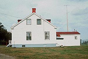 Side view of Building 71, showing the one-and-a-half-storey massing and the gable roof, circa 2004.; Parks Canada Agency / Agence Parcs Canada, circa / vers 2004.