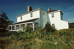 Corner view of Building 38, showing the extension on the side of the building containing the kitchen downstairs, and the domestic’s quarters upstairs, circa 2004.; Parks Canada Agency / Agence Parcs Canada, circa / vers 2004.