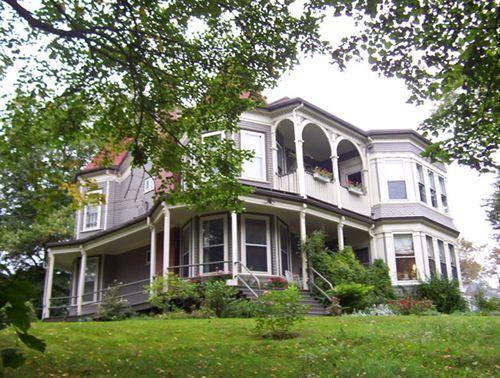 Side facade, 1991 Prince Arthur Street, Halifax, NS, 2008.; Heritage Division, NS Dept. of Tourism, Culture and Heritage, 2008