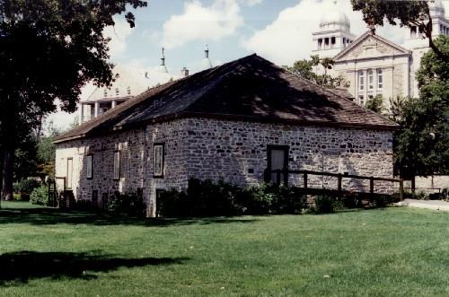 View of the Hudson's Bay Warehouse, its low, hipped roof and dormer windows.; Agence Parcs Canada / Parks Canada Agency.