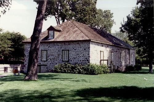 View of the Hudson's Bay Warehouse, showing its rough masonry construction of fieldstone.; Agence Parcs Canada / Parks Canada Agency.