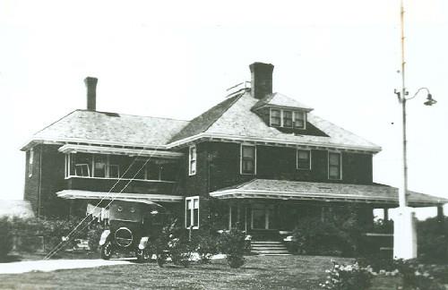 View of Building 18, showing the symmetrical main façade with its central entrance, circa 1925.; National Archives of Canada / Archives nationales du Canada, circa/vers 1925.