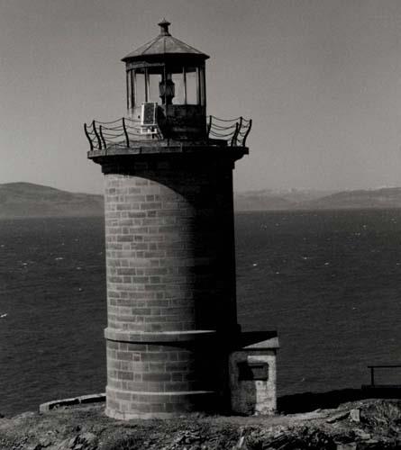 General view of the Lighthouse, showing the railing of cast-iron support and four-tier rope railing on the lantern platform, circa 1970.; Transport Canada / Transports Canada, circa / vers 1970.