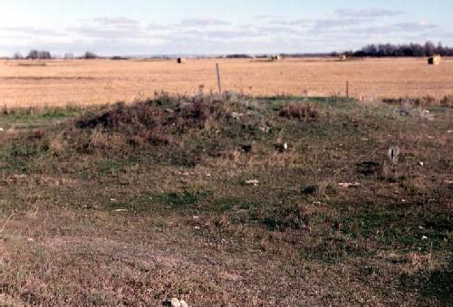 View of Linear Mounds National Historic Site of Canada, showing the uninterrupted views of the mounds and surrounding prairie, 1996.; Agence Parcs Canada / Parks Canada Agency, 1996.