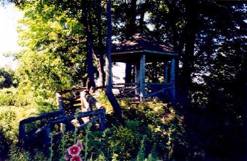 View of the Joly de Lotbinière Estate, showing the "love nest," 2002.; Agence Parcs Canada / Parks Canada Agency, 2002.