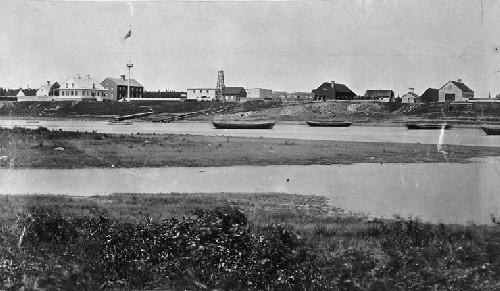 General view of Moose Factory, showing the Staff House at the left of the image, circa 1870.; Library and Archives Canada / Bibliothèque et Archives Canada, C-001718.