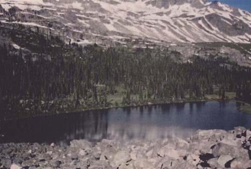 General view of the Athabasca Pass showing the small lake at the top of the pass called "the Committee's Bunchbowl", 1998.; Jack Porter, Parks Canada Agency / Agence Parcs Canada, 1998.