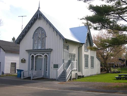 Oblique view of east (main) façade and north side, including more recent metal roof – 2006; OHT, 2006