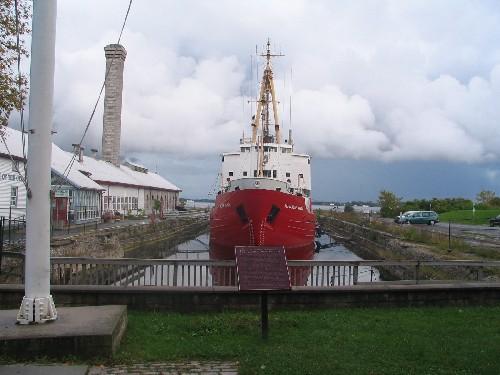 View of the Kingston Dry Dock, showing the open area surrounding the dry dock and pumphouse previously used as working space, 2008.; Agence Parcs Canada / Parks Canada Agency, David Henderson, 2008.