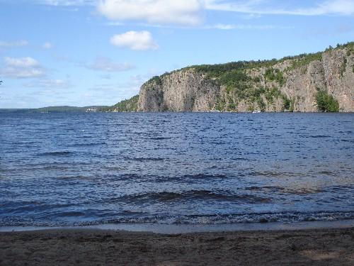 General view of the Mazinaw Pictographs, showing the views from the far shore towards the cliffs, 2008.; Agence Parcs Canada / Parks Canada Agency, Erica Lenton, 2008.