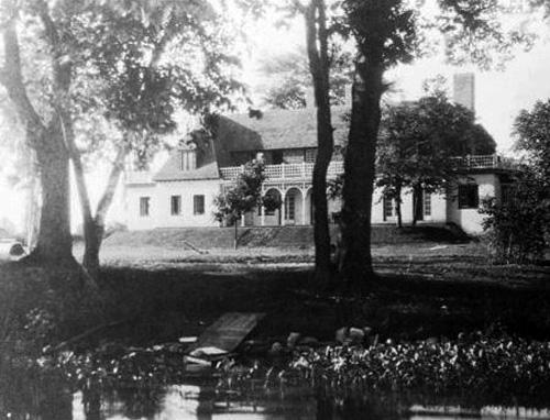 Front (north) elevation of The Stephen Leacock House.; Leacock, Stephen (photograph), 1928, #PL258, Leacock Museum Archives