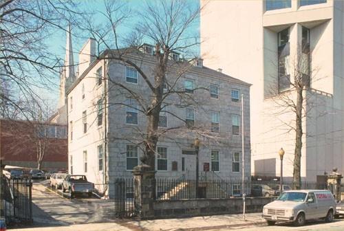 Corner view of the Black-Binney House, showing its position on its lot, close to the sidewalk and accessed by a split staircase, 2006.; Parks Canada Agency/ Agence Parcs Canada, 2006.