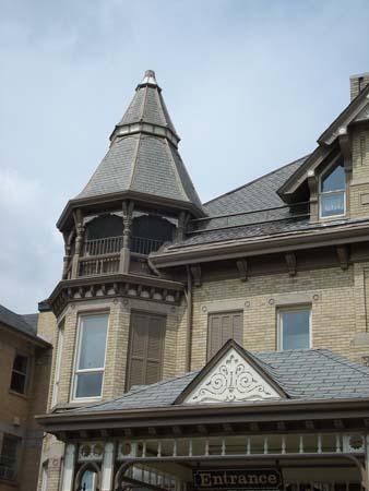 Featured is the belvedere and bracketed eaves.; Martina Braunstein, 2007.