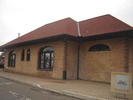 Featured are the cut stone accents around the windows and at the corners, 2007.; Kayla Jonas, 2007.