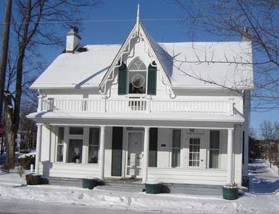 This image captures the south façade of 36 Young Street West, 2007.; Kayla Jonas, 2007.