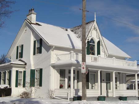 This image provides a side view of the house and features a rectangular bay window, 2007.; Lindsay Benjamin, 2007.