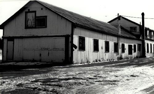 View of the Woodworking Shop, showing the wood frame construction, 1989.; Agence Parcs Canada / Parks Canada Agency, 1989.