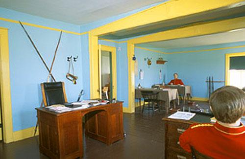 Interior view of the Officers' Quarters, 2003.; Parks Canada Agency / Agence Parcs Canada, M. Fieguth, 2003.