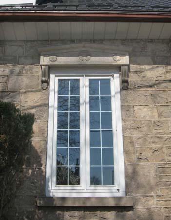Carved bracketed lintels over the front window, embellished with wreaths and rosettes.; Lindsay Benjamin, 2007.