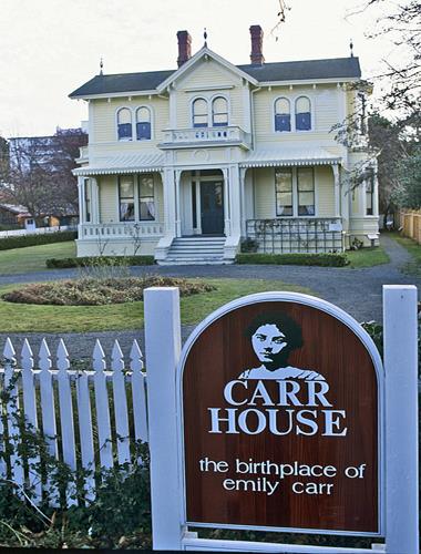 General view of Emily Carr House showing the placement of the house on the property and the historical relationship between house and garden landscape.; Parks Canada Agency / Agence Parcs Canada.